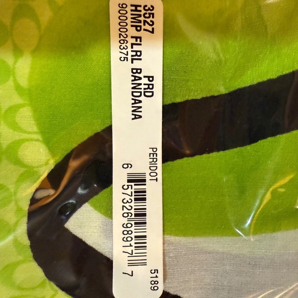 Coach 23 x 23 Peridot Scarf Limited Edition - Picture 2 of 3